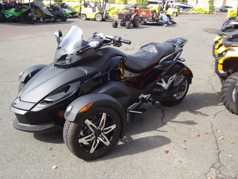2009 can-am spyder rs se5- phantom package, lots of extras and low miles!