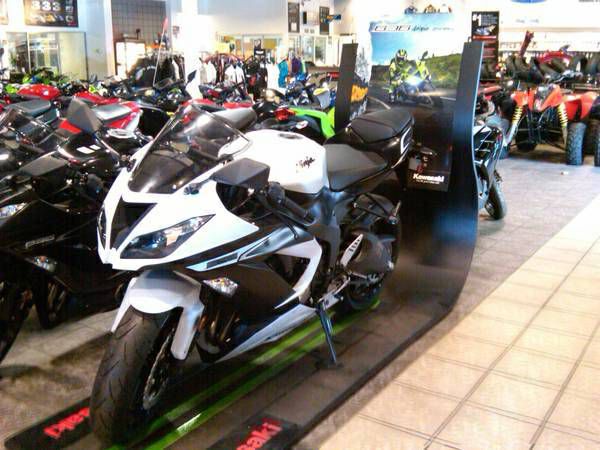 New 2013 kawasaki zx6r white