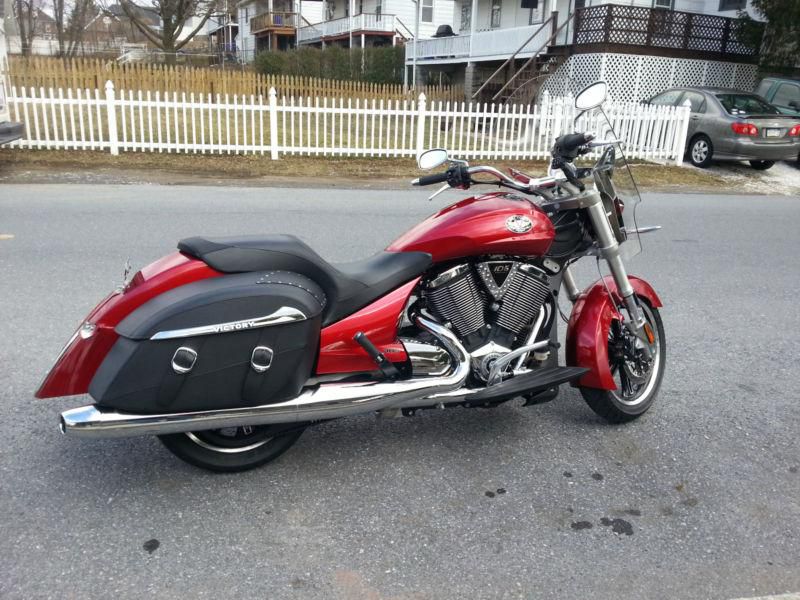 2012 VICTORY CROSS ROADS Sunset Red, Saddle bags, Windshield, Heated grips