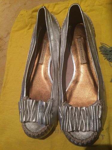 Cynthia Vincent Silver Leather Moccassins, size 7 1/2M, with shoe bag