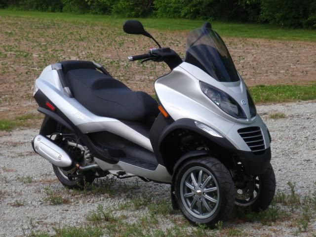 2009 Piaggio MP3 scooter Vespa 3 wheeler LOW MILES Silver