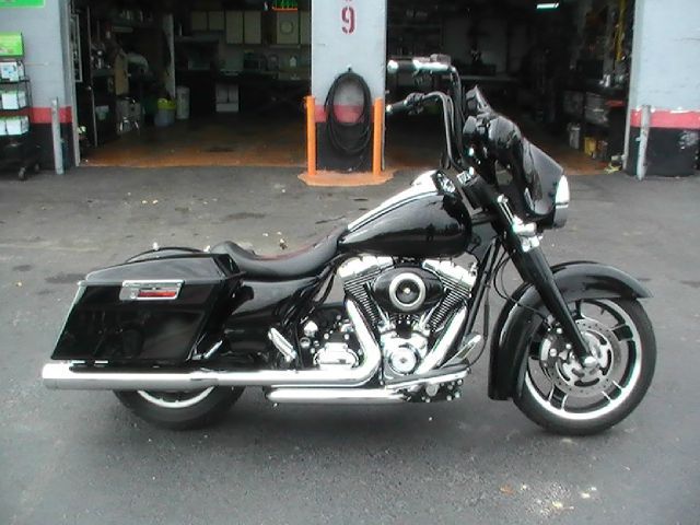 Used 2011 HARLEY DAVIDSON ULTRA CLASSIC for sale.
