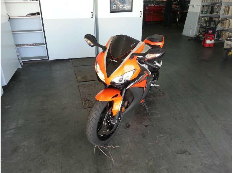 2010 honda cbr1000rr  sportbike 