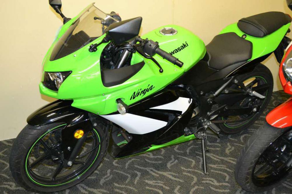 2009 kawasaki ninja 250r  sportbike 