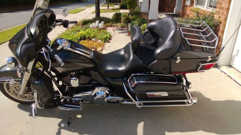 Beautiful black pearl harley 2009 ultra classic loaded with two year warranty