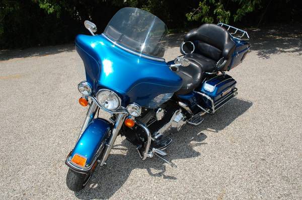 2005 harley davidson ultra blue 15,xxx miles