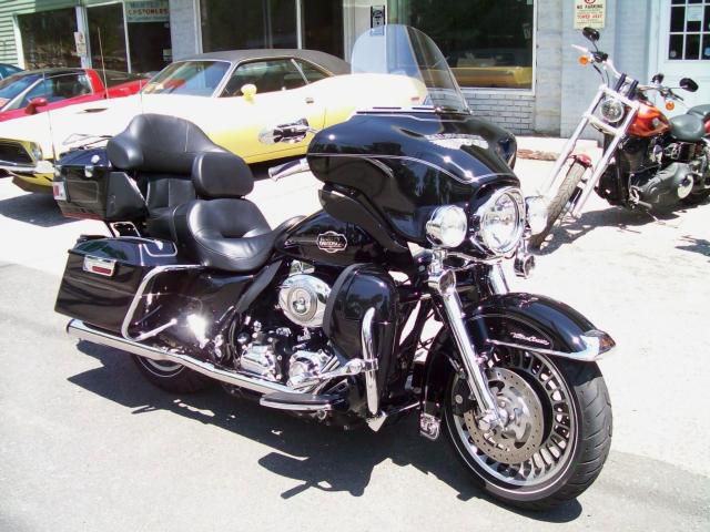 2009 HARLEY DAVIDSON ULTRA CLASSIC $16,500, Black, Loaded with chrome frontend