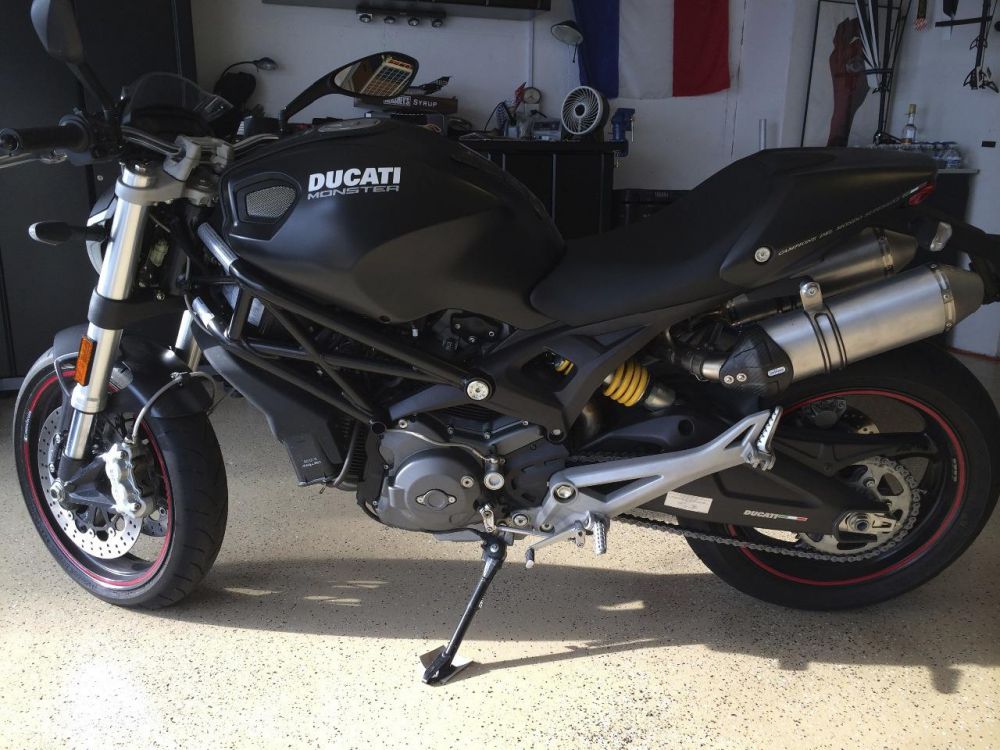 2010 Ducati Monster 696 Sportbike 