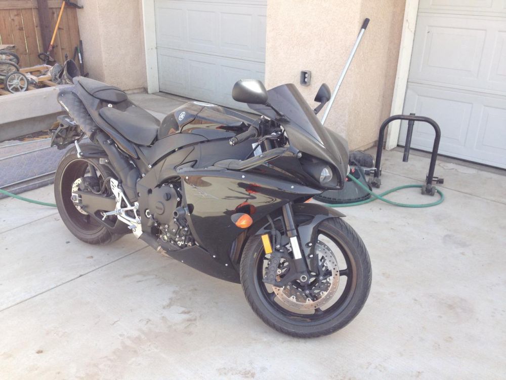 2011 yamaha yzf-r1  sportbike 