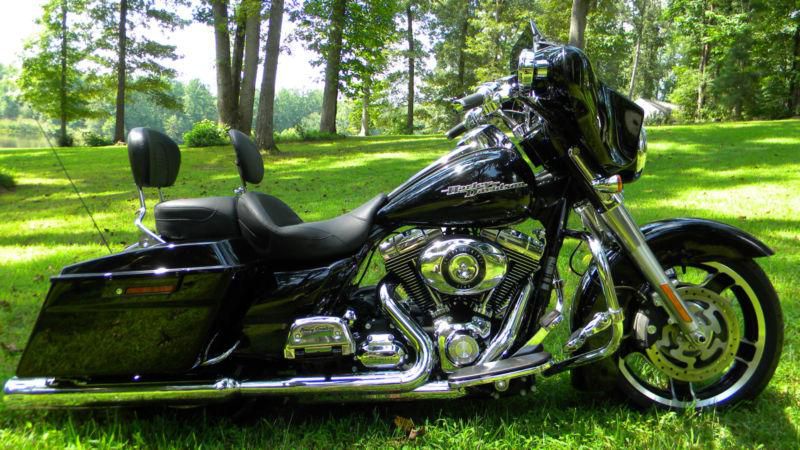 2011 harley davidson street glide flhx with $1,000's in upgrades - painted inner