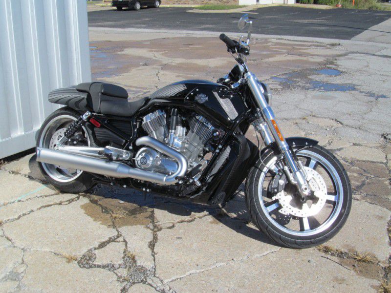 2013 harley davidson vrod muscle **this is harleys most powerful bike produced**