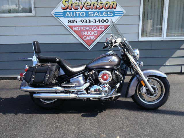 Used 2006 Yamaha V-Star 1100 Classic with Silverado Options for sale.