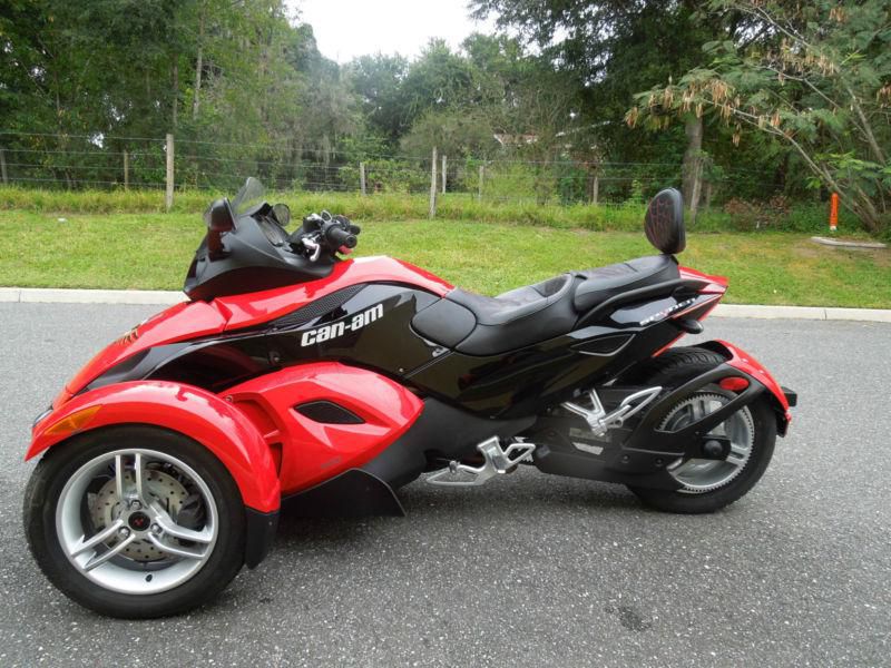CAN AM SPYDER, CORBIN SEAT, ONLY 300 MILES, CLEAN, LIKE NEW!! TRIKE
