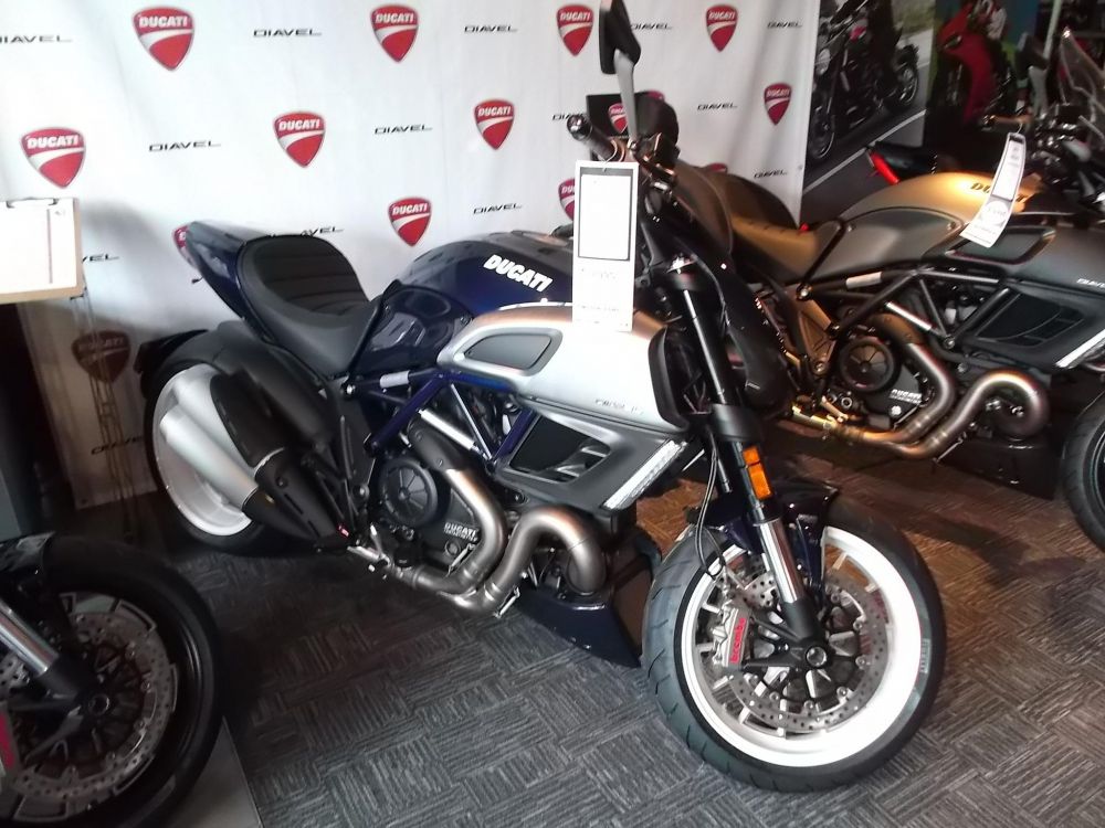 2013 Ducati Diavel Blue Stripe Sportbike 