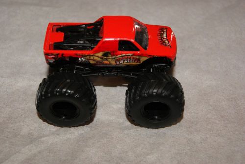 HOT WHEELS MONSTER JAM Desperado-j