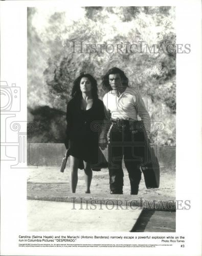 1995 Press Photo Salma Hayek and Antonio Banders star in "Desperados", image 2