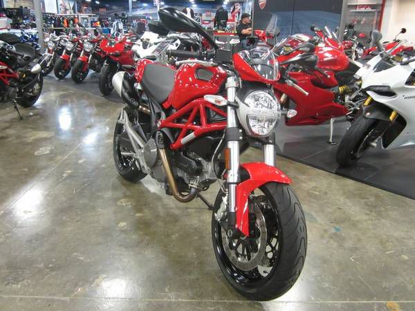 2013 Ducati Monster 696 (UP66422)